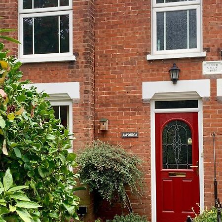 Smart & Comfortable 3-Bedroom Victorian House スタラム エクステリア 写真